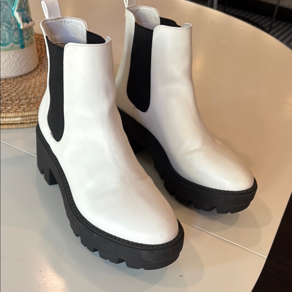 Stylish Urban Outfitters Chelsea White boots (8)